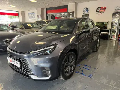Usado Lexus LBX 136 CV (100 kW) 2025 Gris / plata SUV