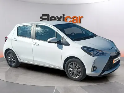 Usado Toyota Yaris Hybrid Active 100 CV (73 kW) 2019 Blanco Berlina