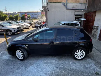 Usado Seat Leon Style 105 CV (77 kW) 2010 Negro Utilitario