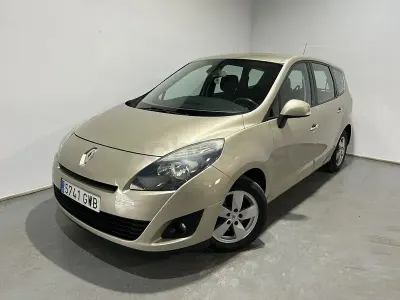 Usado Renault Grand Scénic Expression 105 CV (77 kW) 2010 Beige Monovolumen
