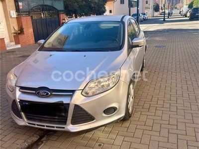 Usado Ford Focus Trend 95 CV (69 kW) 2014 Gris / plata Berlina