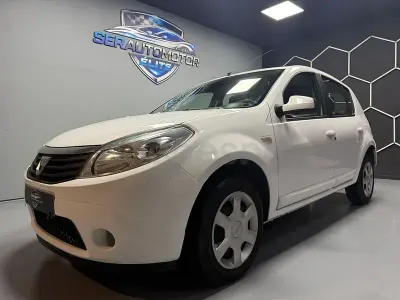 Usado Dacia Sandero Lauréate 70 CV (51 kW) 2011 Blanco Berlina
