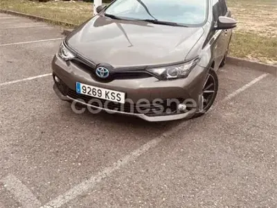 Usado Toyota Auris Hybrid Edition 136 CV (100 kW) 2019 Marrón Berlina