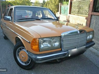 Usado Mercedes 300 82 CV (60 kW) 1979 Naranja Berlina