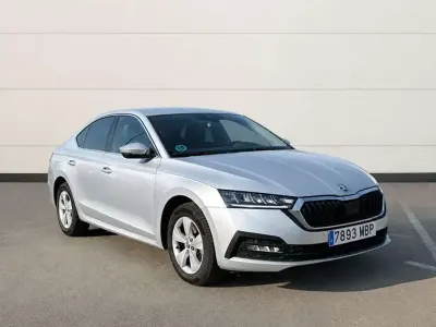 Usado Skoda Octavia Ambition 116 CV (85 kW) 2022 Plateado Utilitario