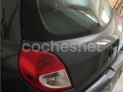 Negro Usado 2014 Renault Clio III Collection Berlina | 3200 €