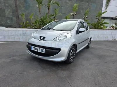 Usado Peugeot 107 68 CV (50 kW) 2007 Gris / plata Utilitario