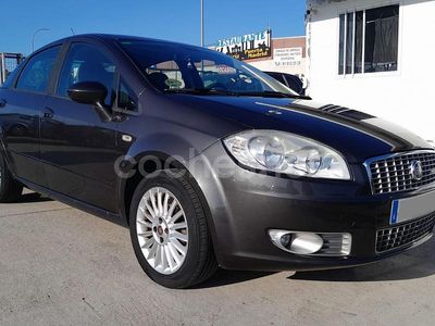 Gris / plata Usado 2011 Fiat Linea Active Berlina | 4300 € (Precio justo)