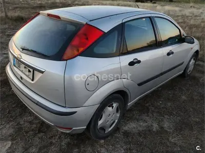 Usado Ford Focus Trend 90 CV (66 kW) 2003 Gris / plata Berlina