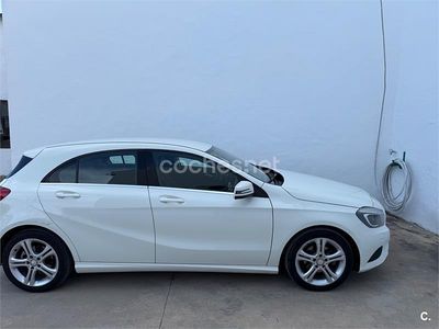 Begagnad Mercedes A180 Urban 109 HK (80 kW) 2014 Vit Sedan