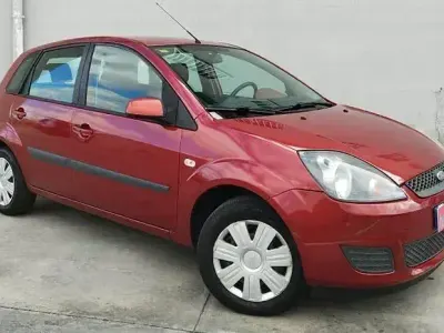 Usado Ford Fiesta Ambiente 70 CV (51 kW) 2008 Naranja Utilitario