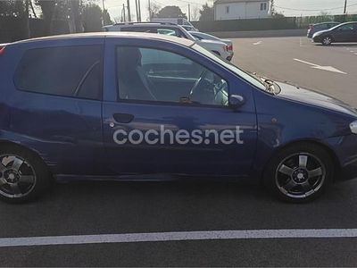 Usado Fiat Punto Dynamic 70 CV (51 kW) 2003 Azul Utilitario