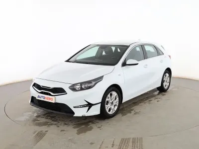 Begagnad Kia Ceed 101 HK (74 kW) 2023 Vit Halvkombi