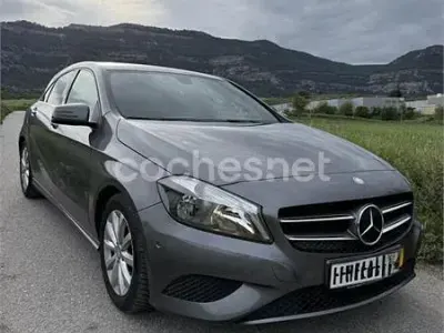 Usado Mercedes A180 Urban 122 CV (89 kW) 2013 Gris / plata Berlina