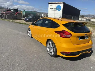 Używany Ford Focus ST 185 KM (136 kW) 2017 Pomarańczowy Sedan/Limuzyna