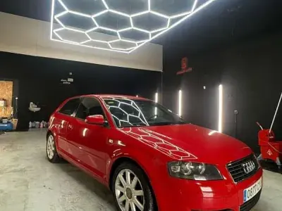 Usado Audi A3 Ambiente 140 CV (102 kW) 2004 Rojo Utilitario