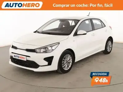 Usado Kia Rio 84 CV (61 kW) 2023 Blanco Berlina