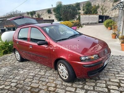 Usado Fiat Punto 80 CV (58 kW) 2000 Granate Utilitario
