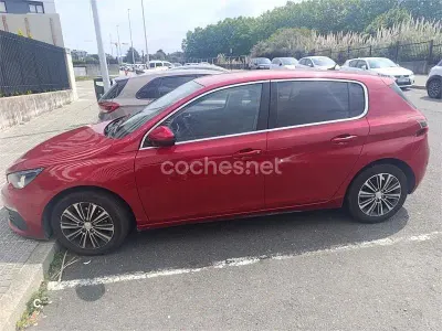 Usado Peugeot 308 Allure 110 CV (80 kW) 2020 Rojo Berlina