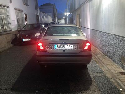 Usado Ford Focus Trend 90 CV (66 kW) 2004 Gris / plata Berlina