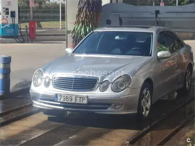 Usado Mercedes E270 Avantgarde 170 CV (125 kW) 2002 Gris / plata Berlina
