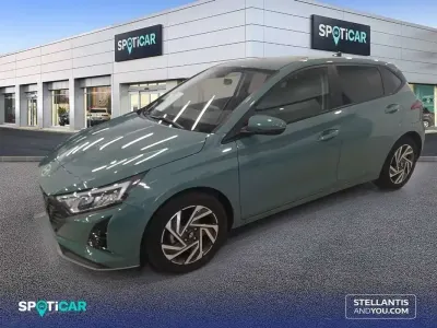 Usado Hyundai i20 80 CV (58 kW) 2024 Gris Utilitario