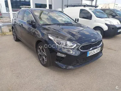 Usado Kia Ceed 136 CV (100 kW) 2018 Negro Utilitario