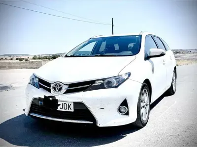 Usado Toyota Auris Advance 124 CV (91 kW) 2015 Blanco Familiar