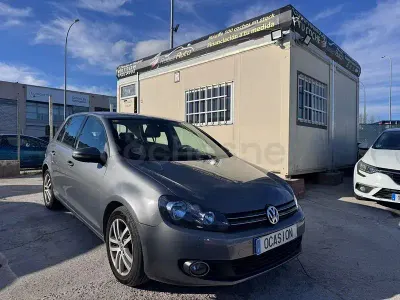 Usado VW Golf VII 105 CV (77 kW) 2012 Gris / plata Berlina