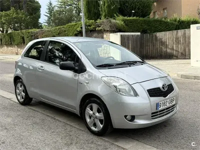 Usado Toyota Yaris 90 CV (66 kW) 2008 Gris / plata Utilitario