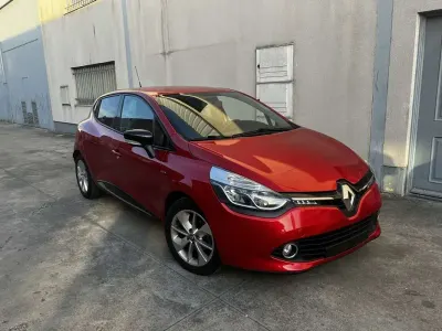 Usado Renault Clio LIMITED 90 CV (66 kW) 2016 Rojo Utilitario