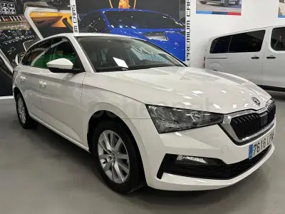 Usado Skoda Scala Ambition 110 CV (80 kW) 2022 Blanco Utilitario