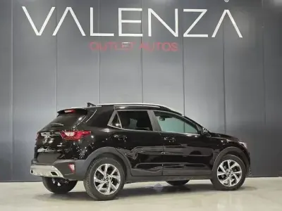 Usado Kia Stonic GT-Line 120 HP (88 kW) 2023 Preto SUV