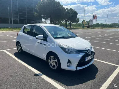 Usado Toyota Yaris Hybrid Active 100 CV (73 kW) 2016 Blanco Berlina