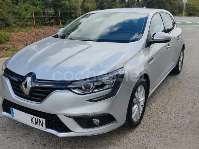 Usado Renault Mégane LIMITED 100 CV (73 kW) 2018 Gris / plata Berlina