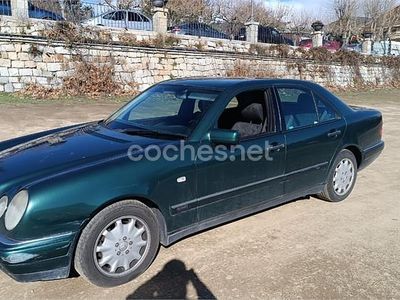 Usado Mercedes E300 Elegance 177 CV (130 kW) 1998 Verde Berlina
