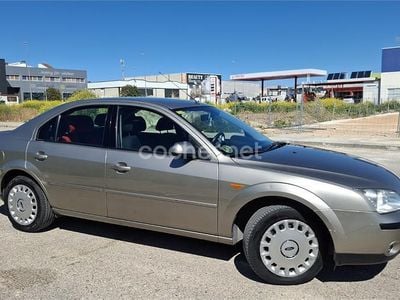 Usado Ford Mondeo Trend 125 CV (91 kW) 2003 Beige Berlina