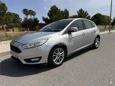 Usado Ford Focus Trend 125 CV (91 kW) 2017 Gris / plata Berlina