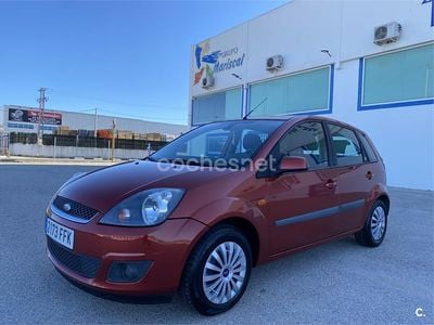 Usado Ford Fiesta Ghia 68 CV (50 kW) 2006 Granate Utilitario