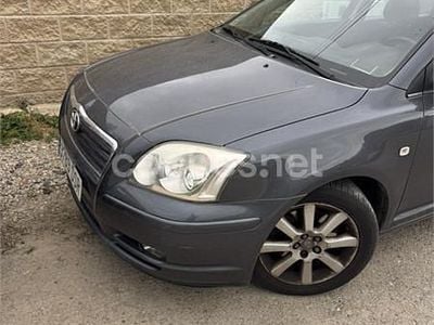 Begagnad Toyota Avensis Executive 116 HK (85 kW) 2005 Grå Kombi