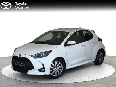 Usado Toyota Yaris Hybrid Active 116 CV (85 kW) 2022 Blanco Monovolumen