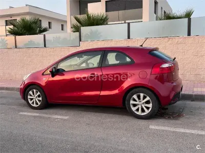 Usado Kia Rio 109 CV (80 kW) 2012 Rojo Berlina