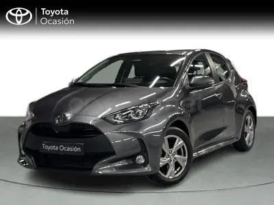 Usado Toyota Yaris Hybrid Active 116 CV (85 kW) 2024 Gris / plata Berlina