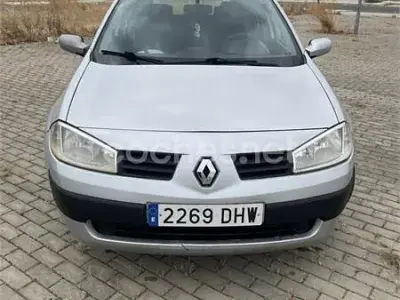 Usado Renault Mégane Dynamique 85 CV (62 kW) 2005 Gris / plata Berlina