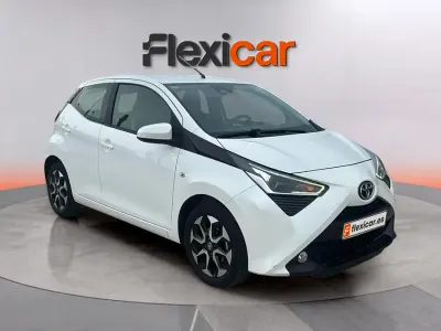 Usado Toyota Aygo X-play 72 CV (52 kW) 2022 Gris Utilitario