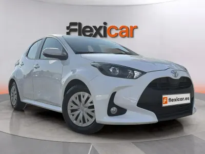 Usado Toyota Yaris Active 69 CV (50 kW) 2021 Blanco Utilitario