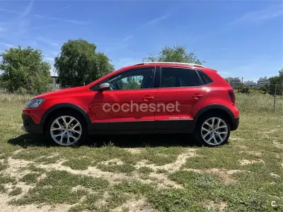Usado VW Polo Cross 90 CV (66 kW) 2015 Rojo Utilitario
