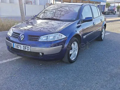 Usado Renault Mégane II Dynamique 115 HP (84 kW) 2004 Azul Sedan