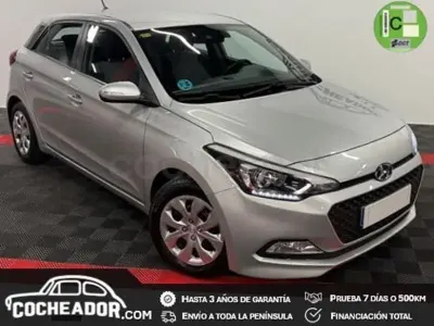 Usado Hyundai i20 84 CV (61 kW) 2015 Gris / plata Berlina