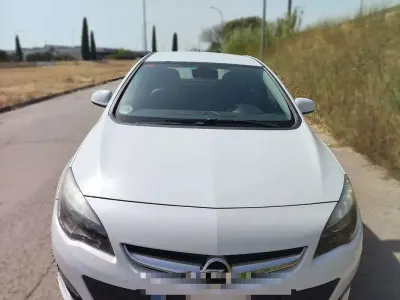 Usado Opel Astra Excellence 110 CV (80 kW) 2014 Blanco Utilitario